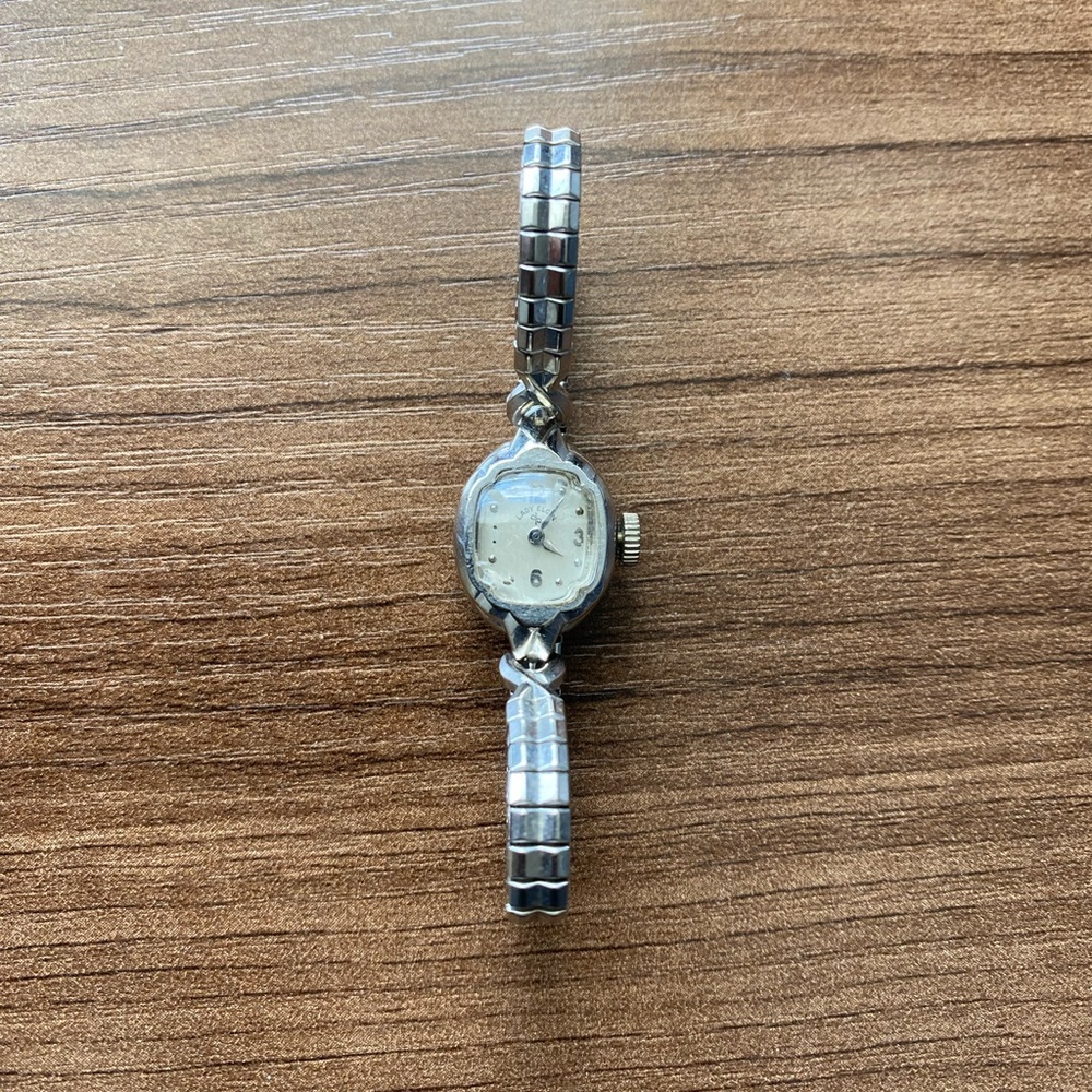 Lady Elgin women’s sovereign look watch runs when wound(000ZD1K-C) silver